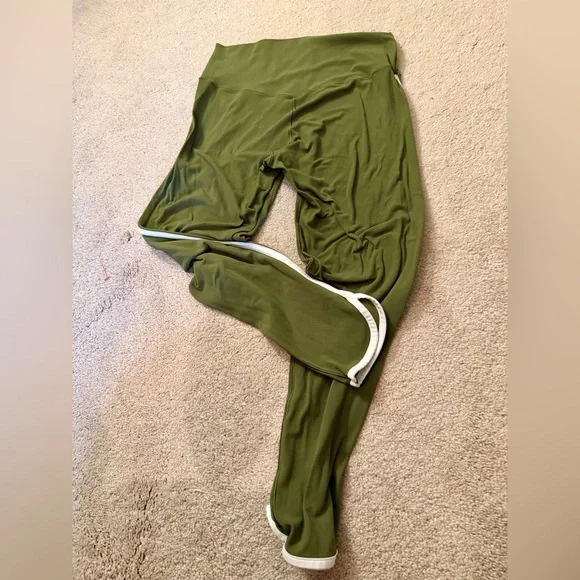 Aerie Olive Green Leggings and Sports Bra - Picture 8 of 13